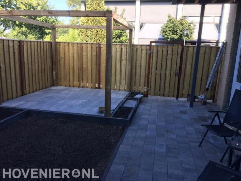 Tuinaanleg met bestrating, schutting en pergola