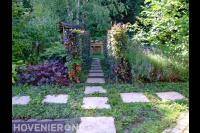 Ecologische tuin met looppaden van stapstenen
