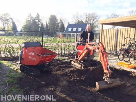 Grondwerk met minigraver en rupsdumper