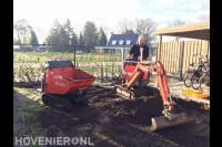 Grondwerk met minigraver en rupsdumper
