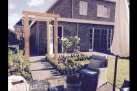 Houten pergola boven pad naar terras