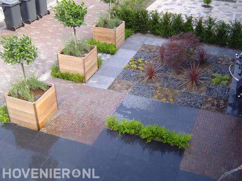 Onderhoudsarme tuin met houten plantenbakken 1