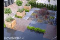 Onderhoudsarme tuin met houten plantenbakken 1