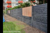 Betonschutting met houten schermen