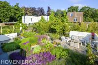 Moderne tuin met vijver, zithoek met vlonder en veel groen 2