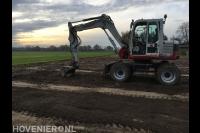 Grond egaliseren met graafmachine