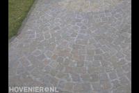 Straatwerk van kasseien in waaierpatronen