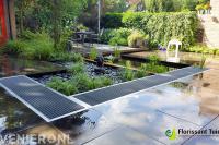 Tuinaanleg met bestrating, vijver en vlonder