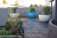 Grote moderne plantenbakken op vlonderterras 1