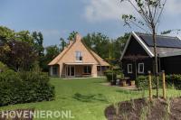 Ruime tuin met groot gazon bij villa