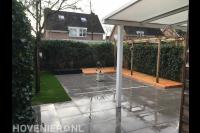 Tuinaanleg met bestrating, kunstgras en houten vlonder en pergola