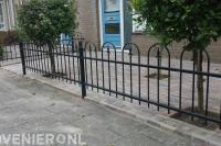 Voortuin met bestrating van klinkers in waalformaat en sierhekwerk 2