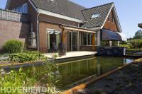 Achtertuin met grote vijver