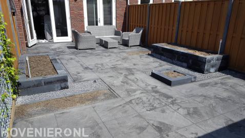 Achtertuin bestraten met betontegels