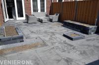 Achtertuin bestraten met betontegels