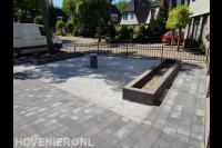 Onderhoudsarme voortuin met sierhekwerk, betonklinkers en grind