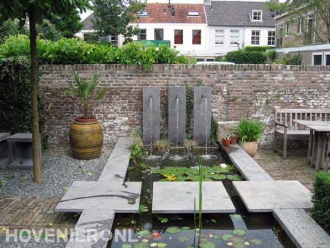 Vijver met watermuur