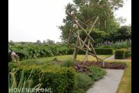 Tuindecoratie van houten palen