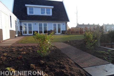 Nieuwe beplanting en gazon in achtertuin