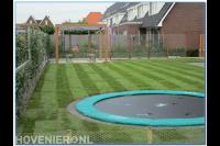 Gazon van graszoden met trampoline