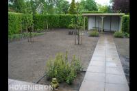 Houten overkapping en tuinpad van natuurstenen tegels