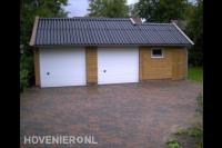 Houten schuur met garagedeuren