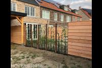 Schutting van hout en betongaas met klimop
