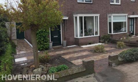 Onderhoudsarme voortuin met bestrating van klinkers en siertegels 1