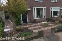 Onderhoudsarme voortuin met bestrating van klinkers en siertegels 1