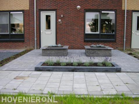 Onderhoudsarme voortuin met betontegels en plantenbakken 1