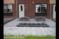 Onderhoudsarme voortuin met betontegels en plantenbakken 1