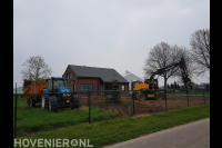 Tuin leeghalen met graafmachine en tractor met kipper