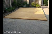 Houten vlonder en bestrating van koppelstenen