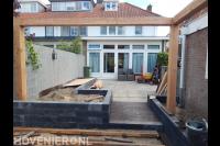 Aanleg achtertuin met stapelplantenbakken