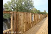 Grote houten vlonder met hekwerk van hout en betongaas 2