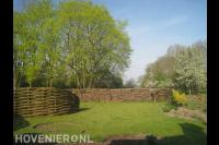 Schuttingen van gevlochten wilgentenen