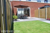 Tuinaanleg met terras, grasveld en hout beton schutting 2