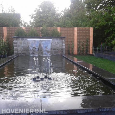 Vijver met watermuur