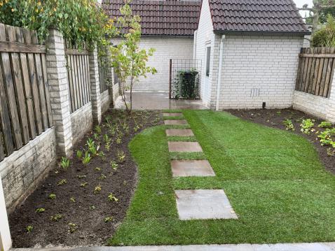 Tuinaanleg met graszoden, bestrating en borders met nieuwe beplanting