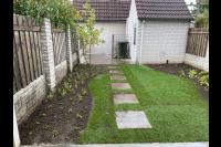 Tuinaanleg met graszoden, bestrating en borders met nieuwe beplanting