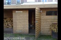 Houten schuurtje met overkapping