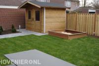 Tuinaanleg met bestrating, graszoden en houten schutting 2