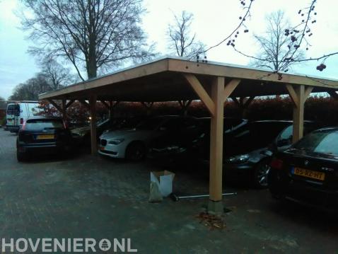 Grote houten carport