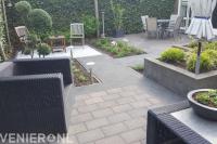 Tuinaanleg met bestrating, beplanting, plantenbakken en leibomen 3