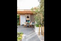 Houten overkapping met tuinhaard