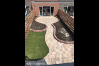 Achtertuin aanleggen met bestrating, graszoden en borders 2