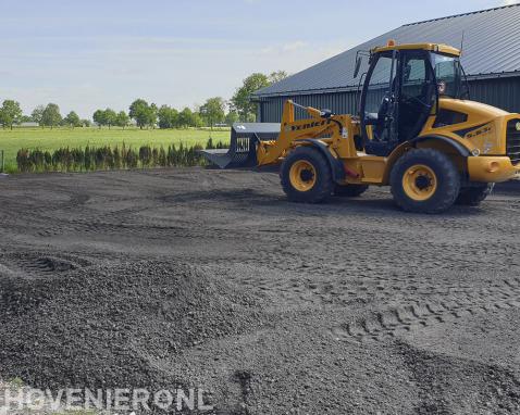 Grond egaliseren met shovel