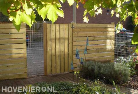 Houten schutting met poort en betongaas