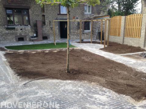 Tuinaanleg met bestrating, kunstgras en houten pergola 1