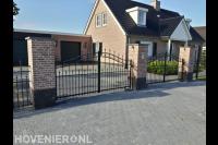 Sierpoorten bij oprit